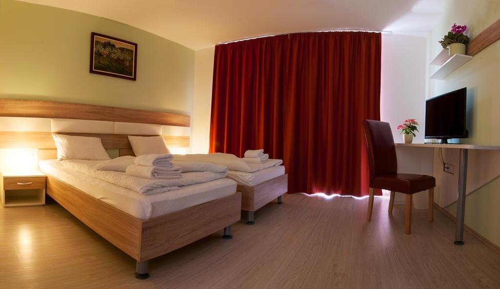 Hotel Pallone Balatonfured Bilik gambar